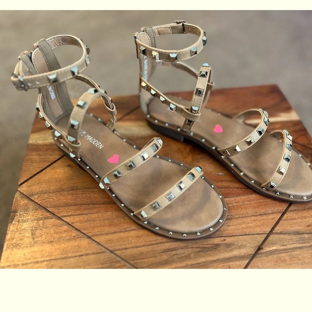 Steve Madden JTRAVEL Tan Studded Gladiator Sandals Girls Size 2‎ NWB